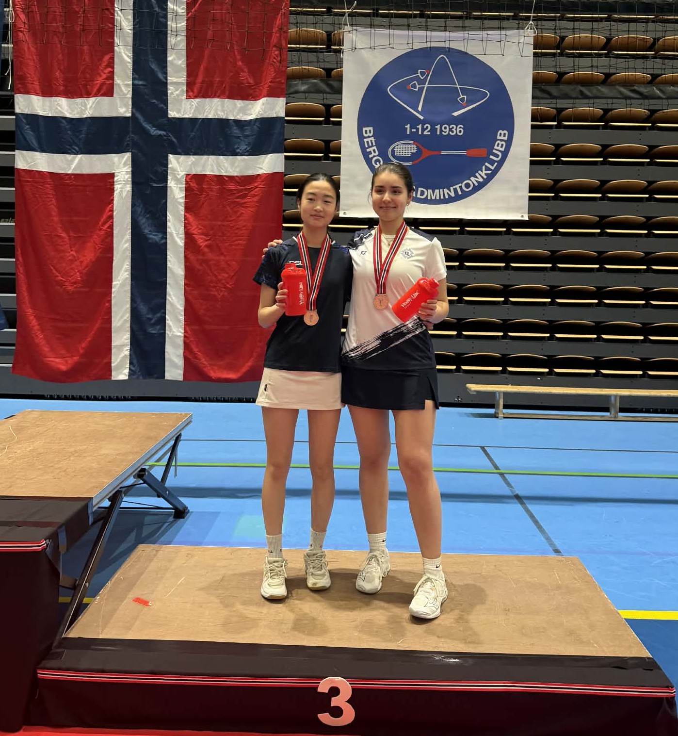 Junior-NM Mariia og Sarah p&aring; pallen.jpeg